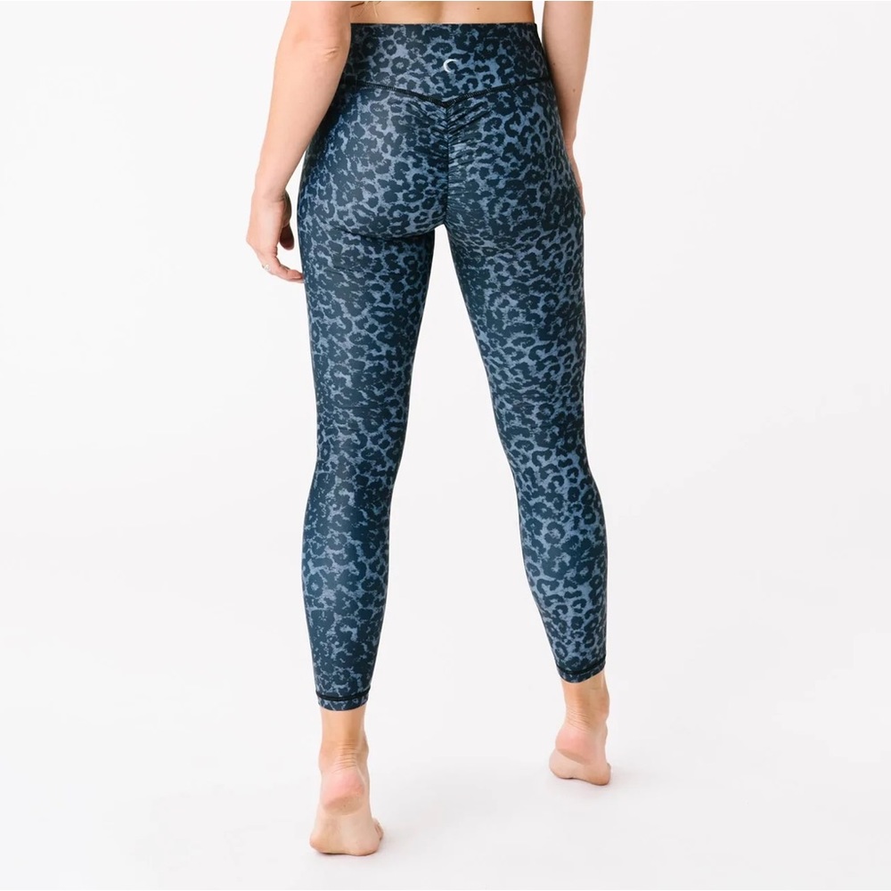 Zyia Active Blue Stone Leopard Scrunch Butt Light And Luxe Workout Legging